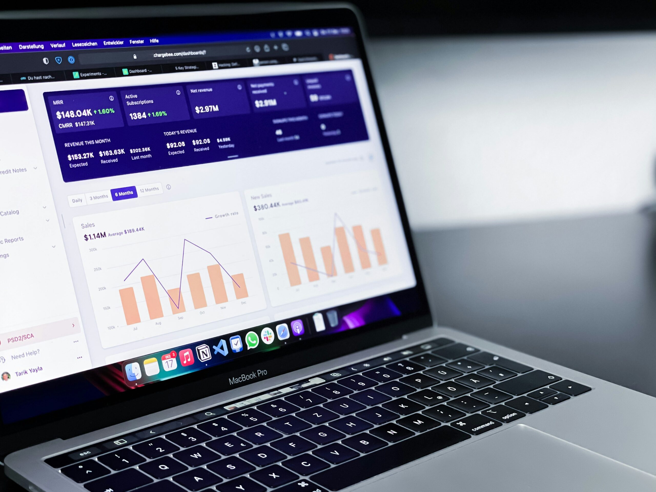 Individuelles KPI Dashboard – Übersichtliche Kennzahlen auf einen Blick Laptop mit geöffnetem KPI-Dashboard und übersichtlichen Diagrammen