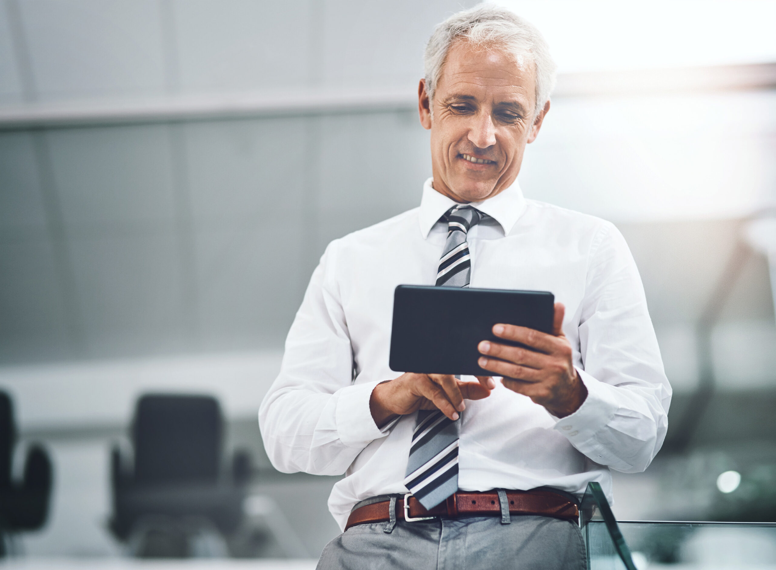 Geschäftsführung analysiert Daten für Investitionsentscheidungen