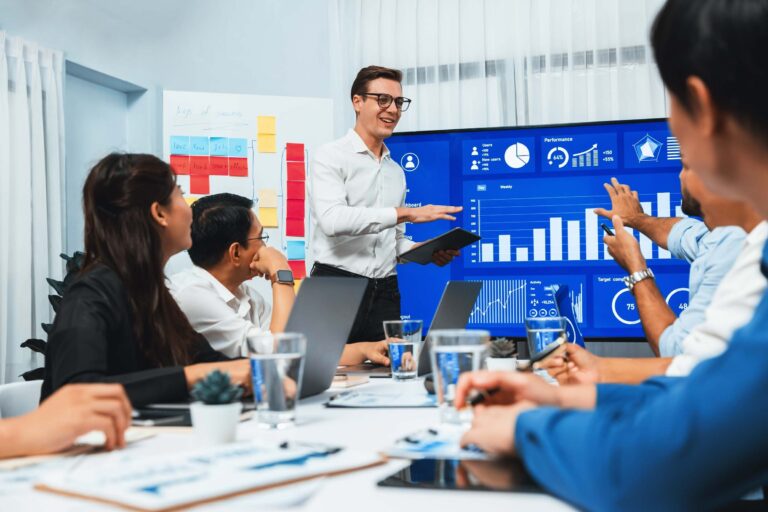 Team analysiert Daten auf einem Business Intelligence Dashboard im Meetingraum