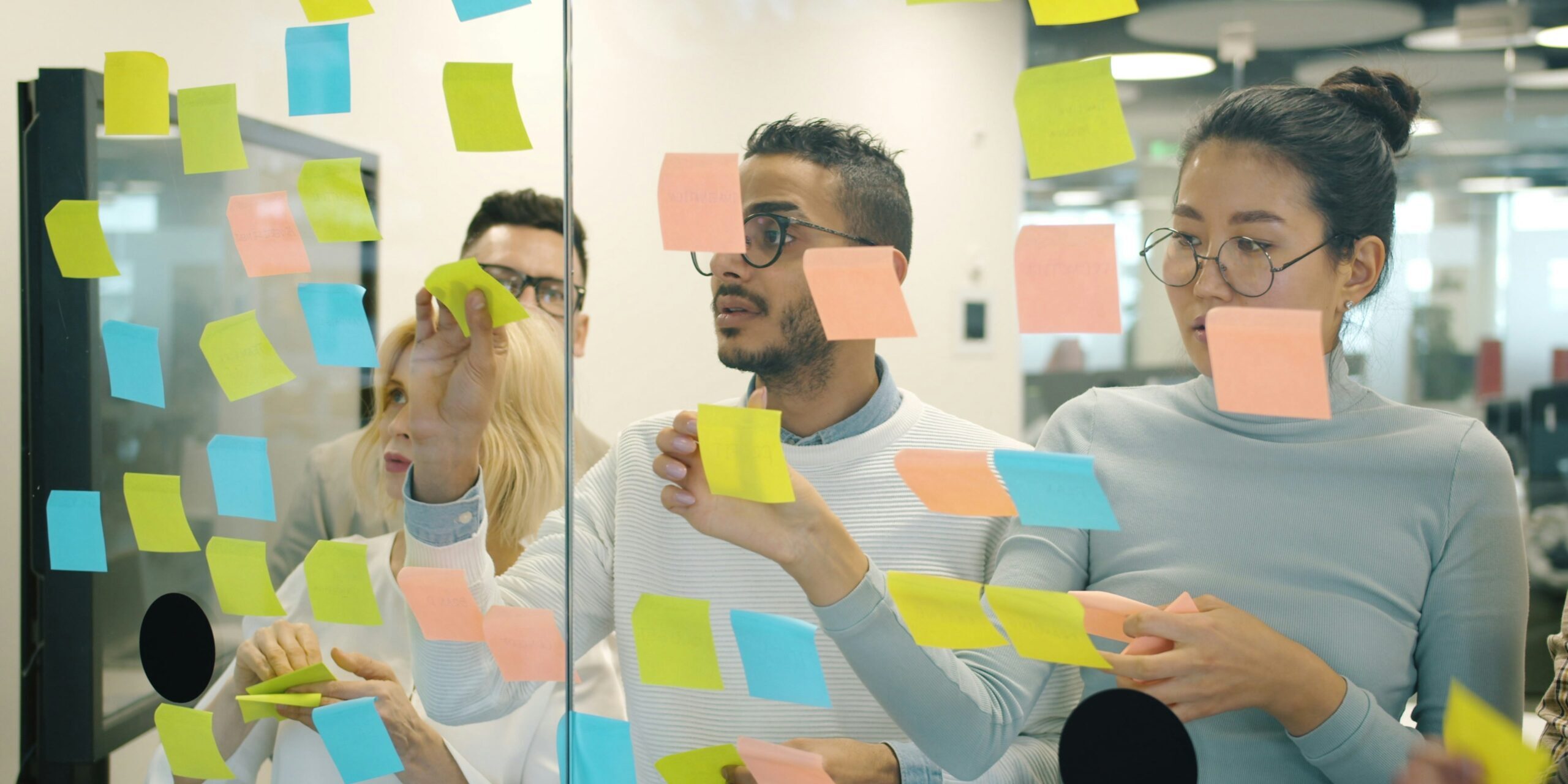 Team diskutiert über Unternehmenskennzahlen und KPIs im Meeting