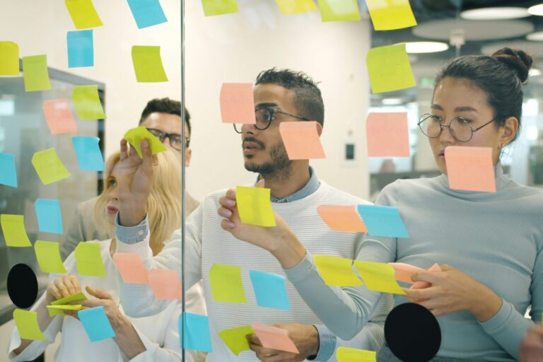 Team diskutiert über Unternehmenskennzahlen und KPIs im Meeting