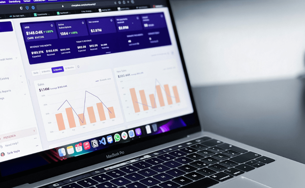 Laptop mit BI- und KPI-Dashboard zur Visualisierung von Unternehmenskennzahlen.