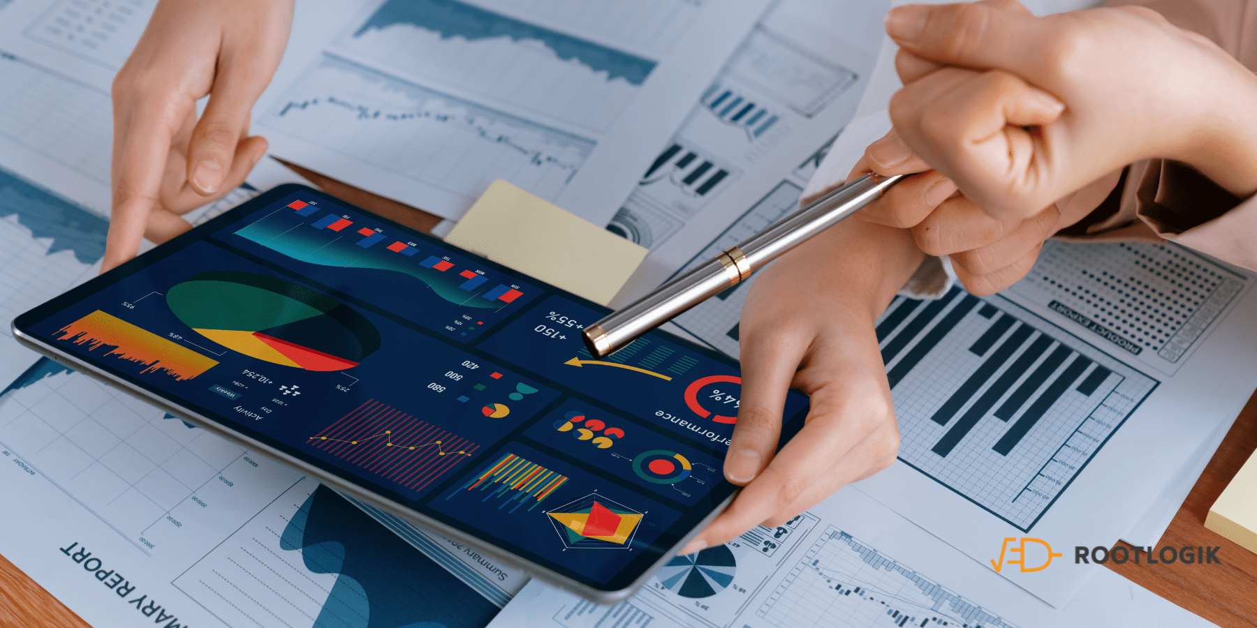 Führungskraft analysiert KPI-Dashboard auf modernem Business-Cockpit